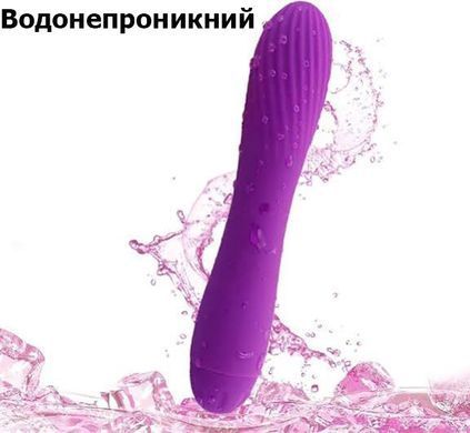 Естетичне фото водонепроникного фіолетового вібратора на фоні бризок рожевої води та льоду